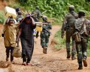 Persones desplaçades portant les poques pertinences que els queden a l'est del Congo - Kenny Katombe / The New Humanitarian